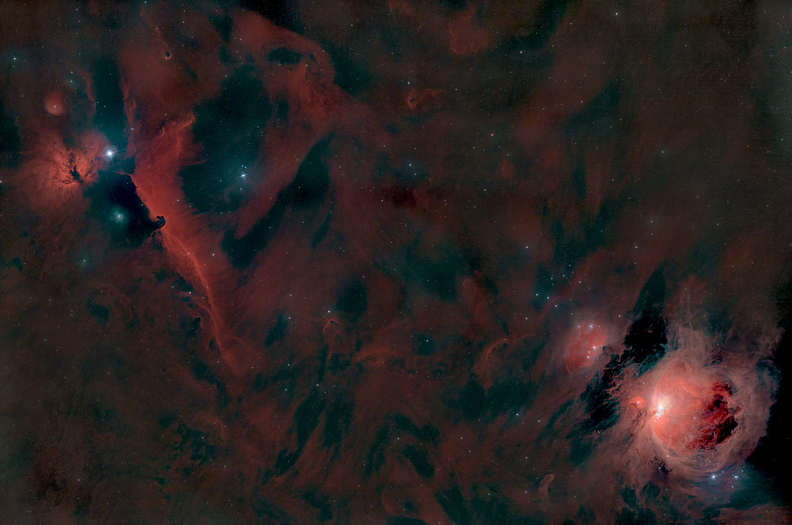 Weitfeldbild im Sternbild Orion. Orionnebel M 42 rechts unten, Flammennebel NGC 2024 links oben und Pferdekopfnebel Barnard 33 rechts unterhalb des Flammennebels.